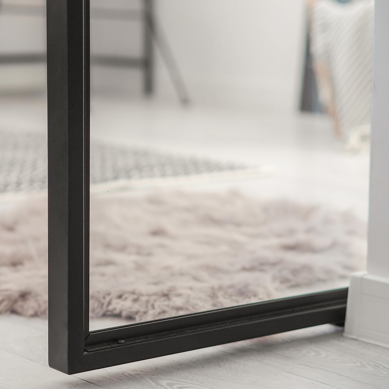 przezroczyste szklane drzwi w czarnej metalowej ramie