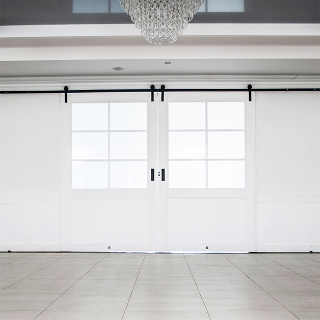 drzwi przesuwne duże, drzwi przesuwne dwuskrzydłowe, drzwi przesuwne z szybą, drzwi przesuwne białe, drzwi drewniane białe z szybą, wejście do sali balowej, kryształowy żyrandol