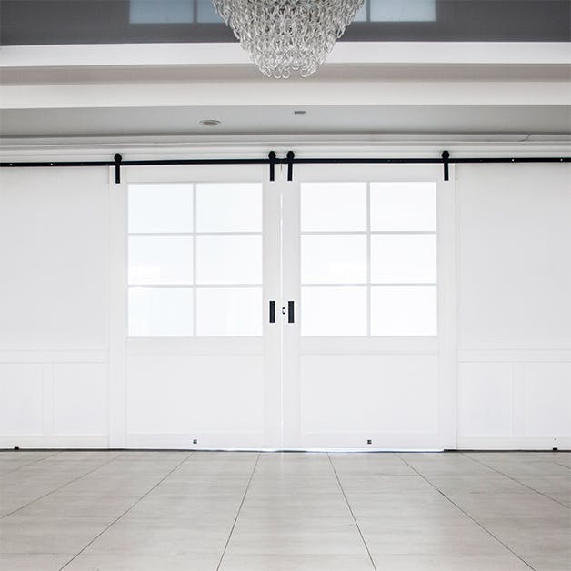 weiße Schiebetüren, Große Schiebetüren, Doppelschiebetür, Schiebetüren mit Glas, weiße Holztüren mit Glas, Eingang zum Ballsaal