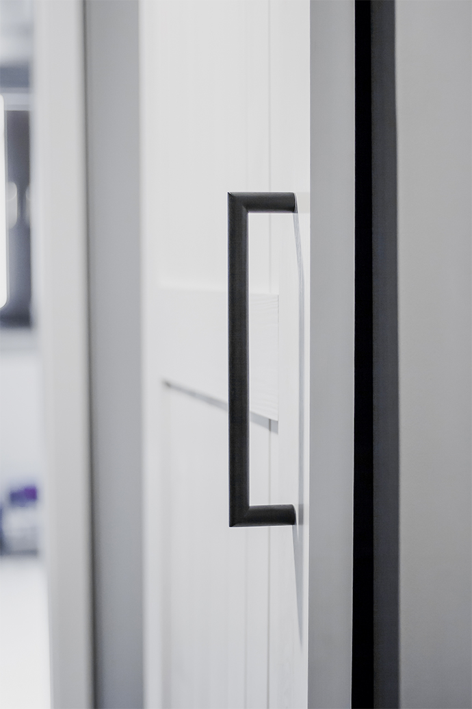 weiße Schiebetür, Schiebetürgriff, beidseitig Griff