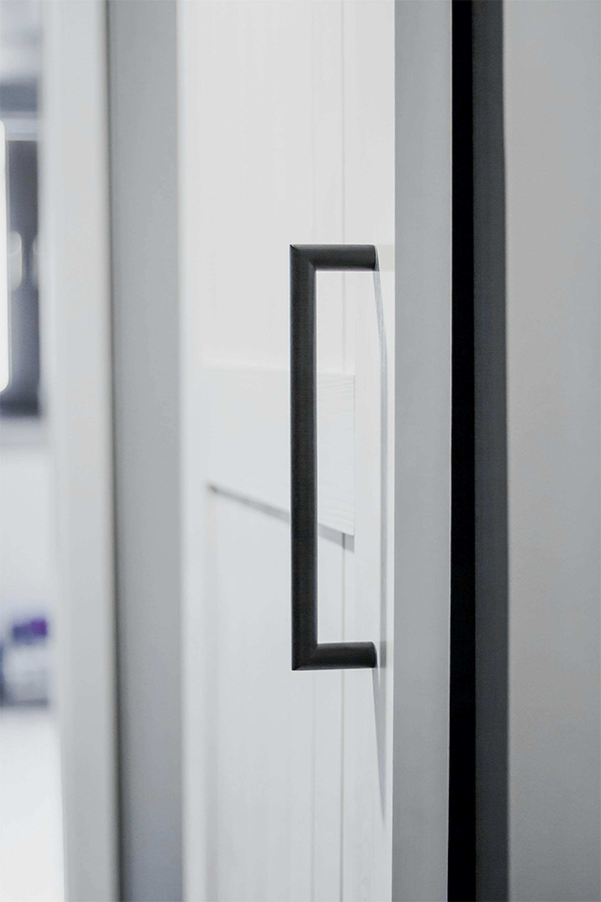 weiße Schiebetür, Schiebetürgriff, beidseitig Griff