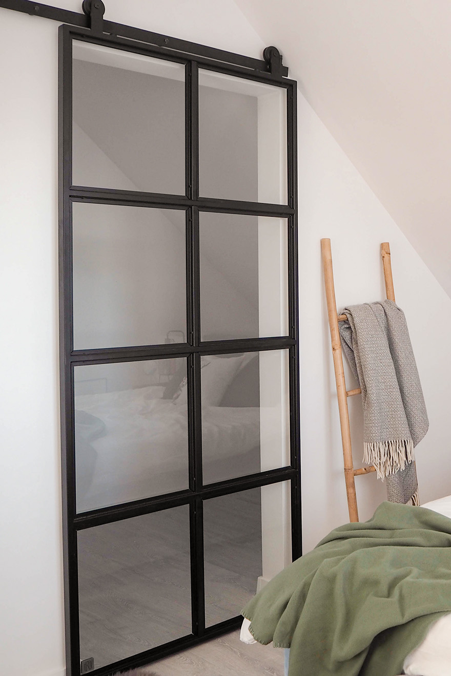 loftowe drzwi z transparentnym szkłem w wejściu do garderoby