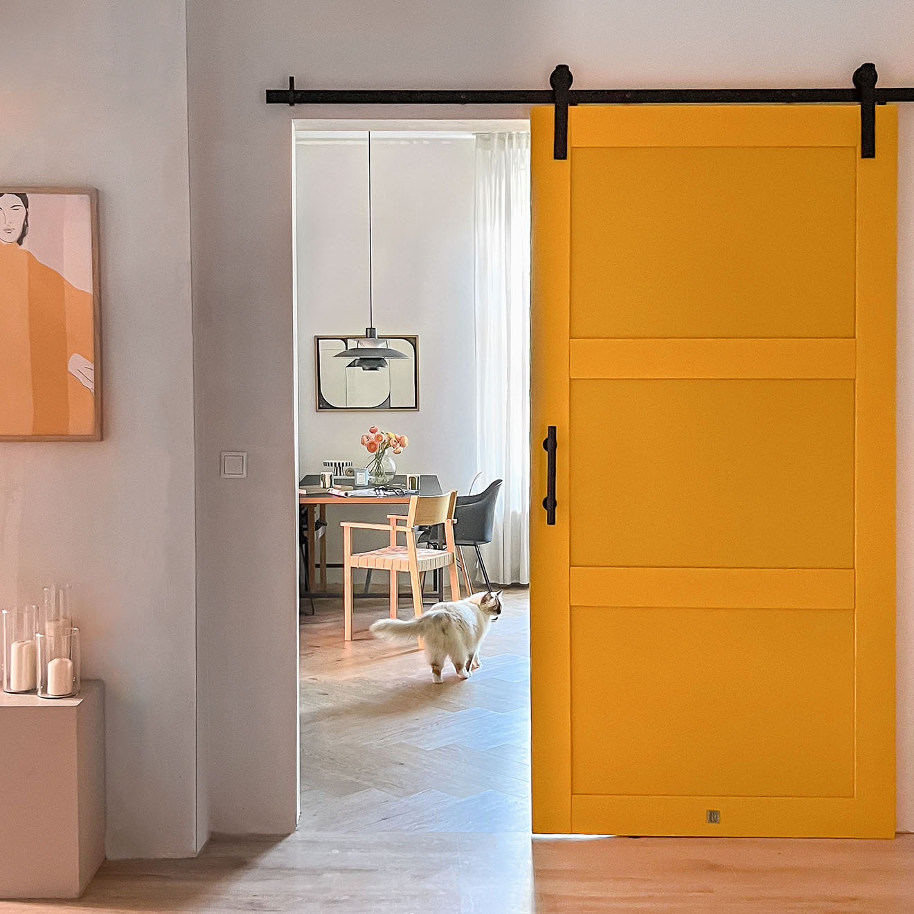żółte drzwi przesuwne w wejściu do kuchni połączonej z jadalnią