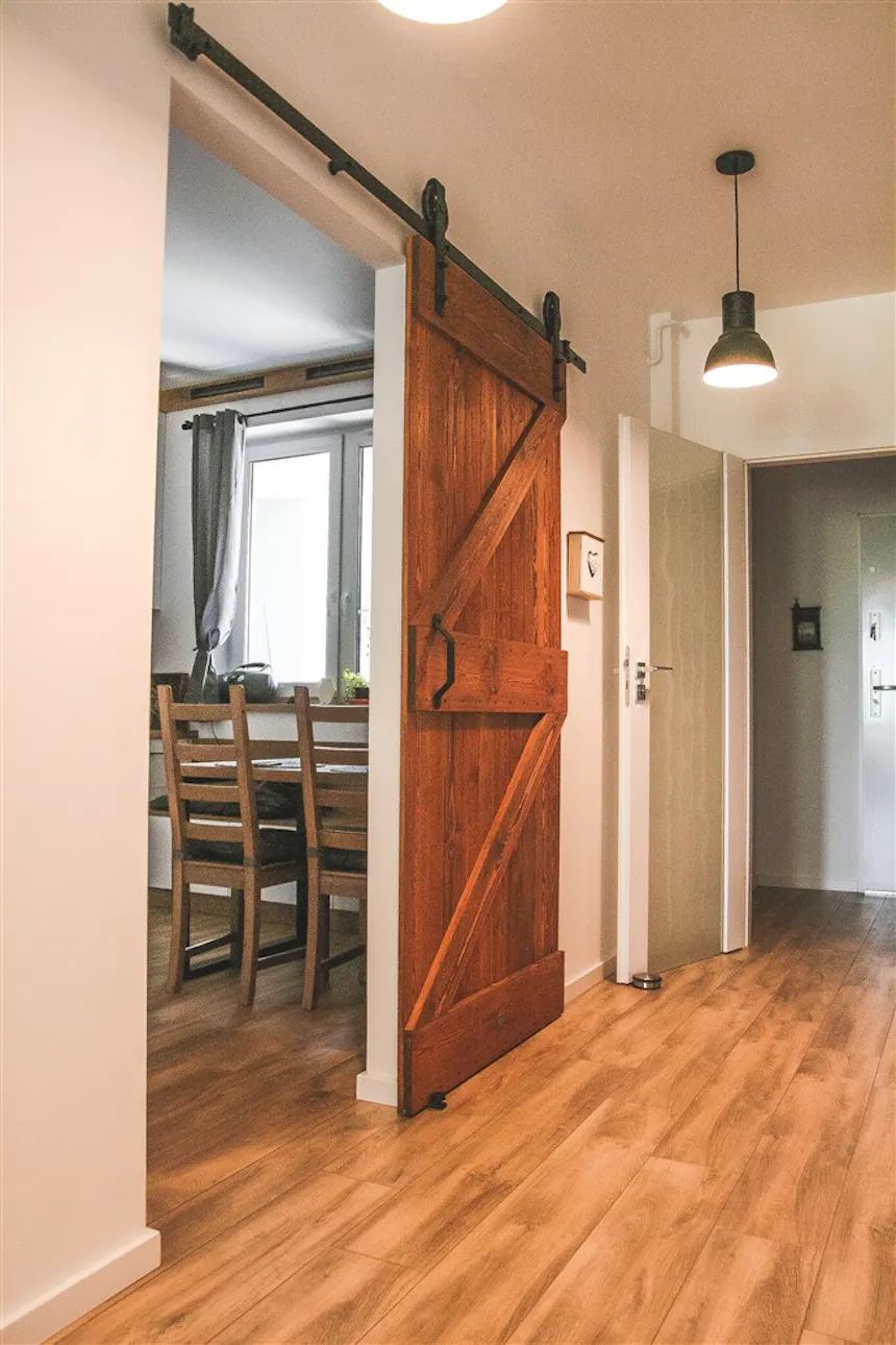 wnętrze w stylu skandynawskim, wnętrze w stylu loftowym, drzwi do kuchni, drzwi drewniane w stylu „barn door”, drzwi przesuwne szczotkowane, drzwi przesuwne barn door, drzwi przesuwne do kuchni