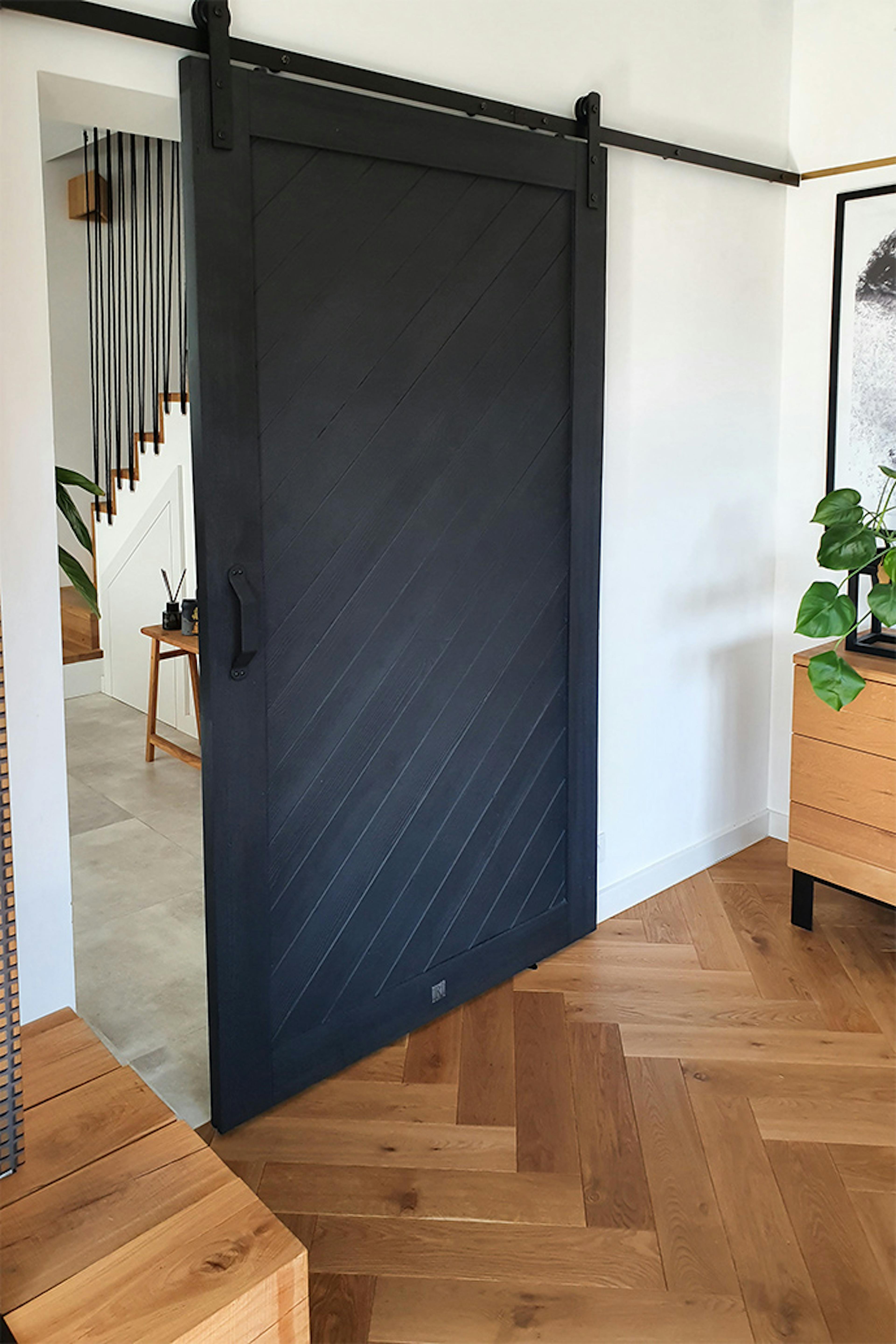 elegante Schiebetüren in Schwarz, Eingang zum Wohnzimmer mit Schiebetüren