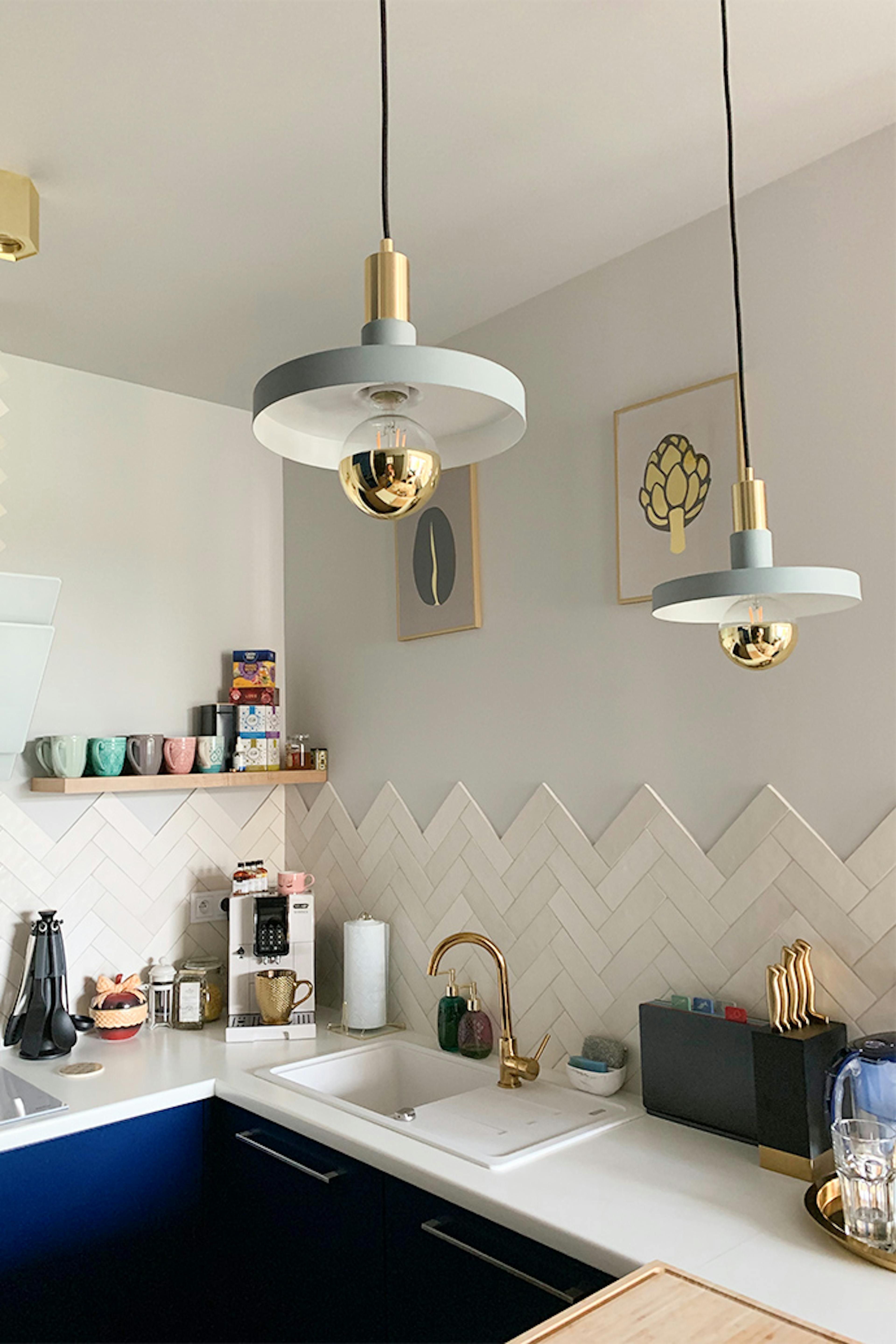 Goldene Accessoires im Innenraum, goldene Accessoires in der Küche, Hängelampen für die Küche, moderner Stil in der Küche