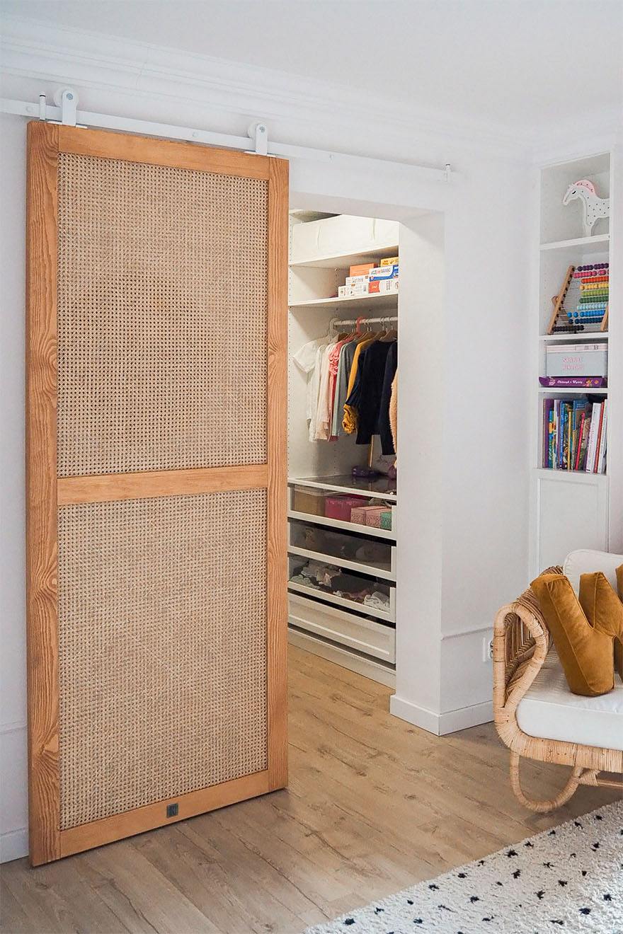 drzwi przesuwne z rattanem do małej garderoby