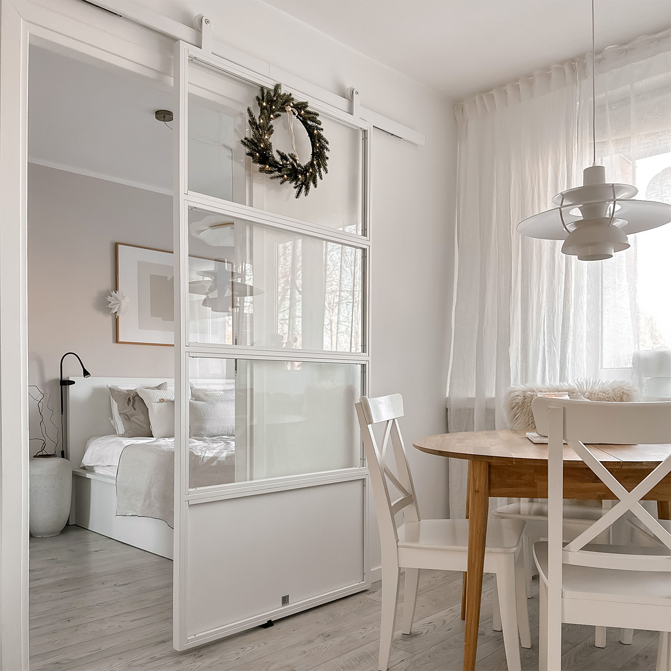 białe metalowe drzwi przesuwne ze szkłem przezroczystym