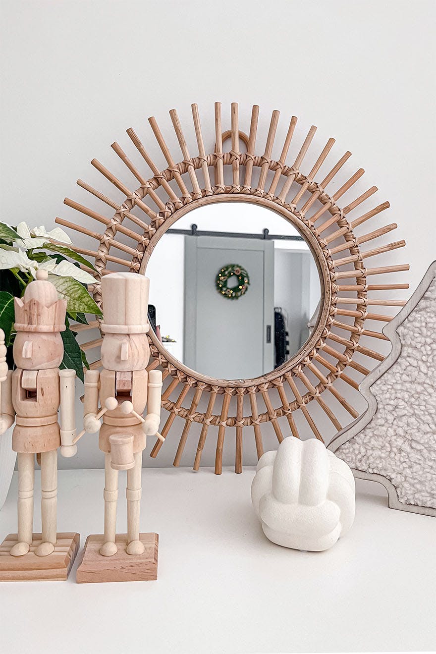 dekoracyjne figurki i ozdobne lustro stojące na toaletce