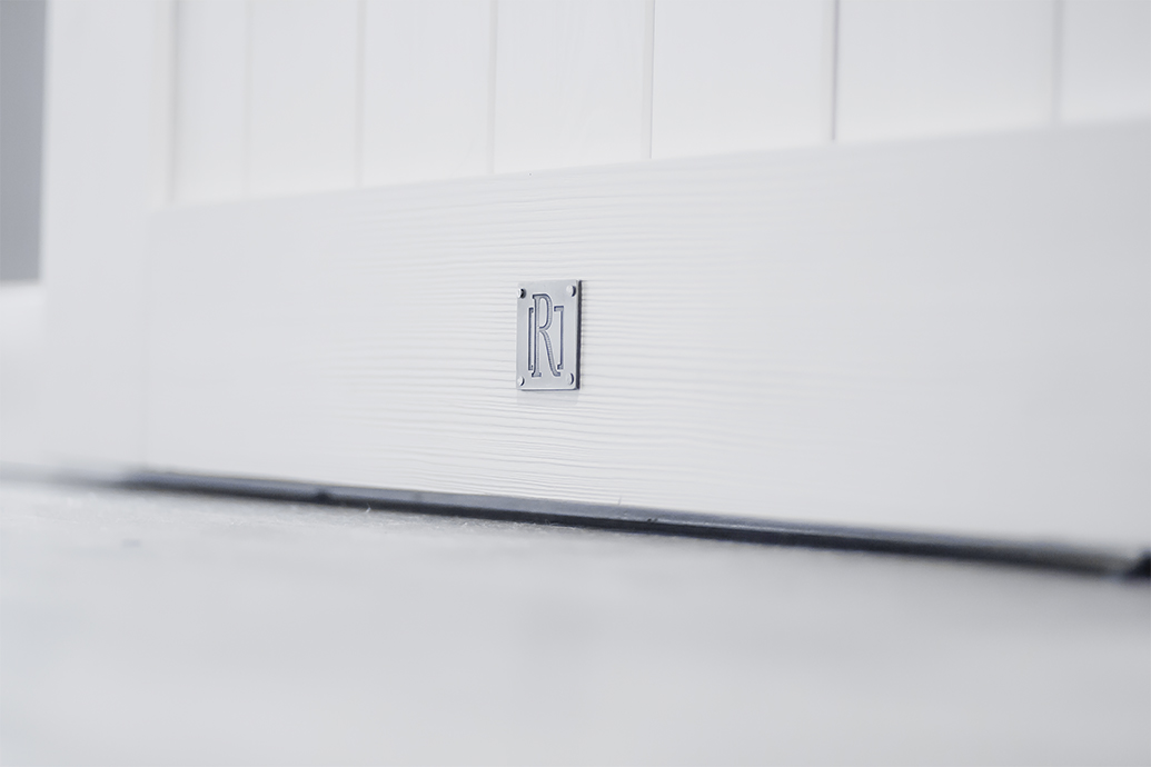 weiße Schiebetür, Holz tief gebürstet,