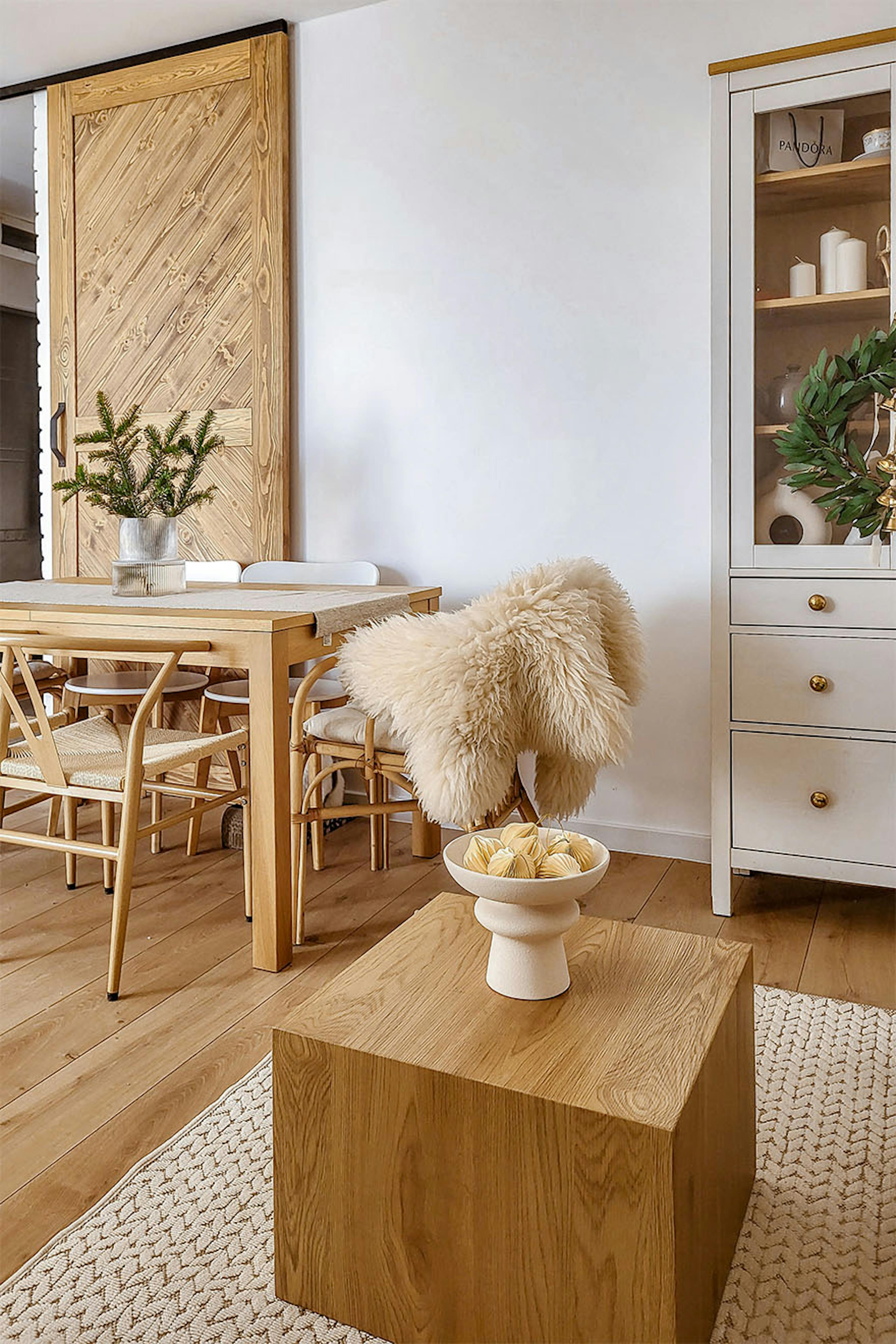 Couchtisch aus Holz auf einem beigen Teppich im Wohnzimmer