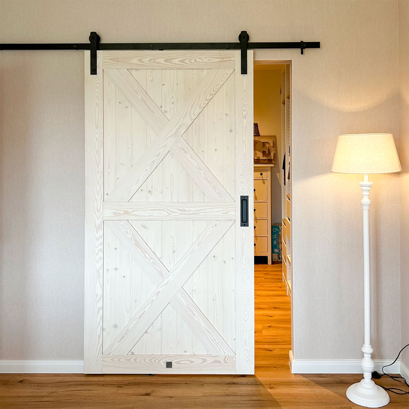 białe rustykalne drzwi przesuwne do garderoby