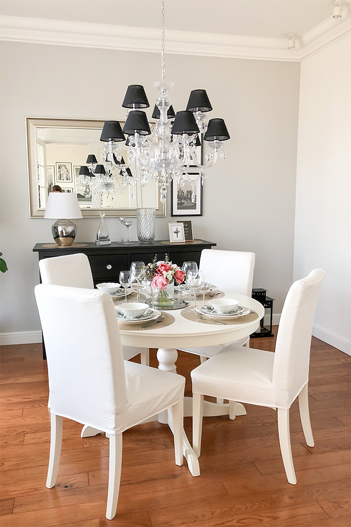 glamor style interior, mirror in the living room, glamor style chandelier, living room dining area