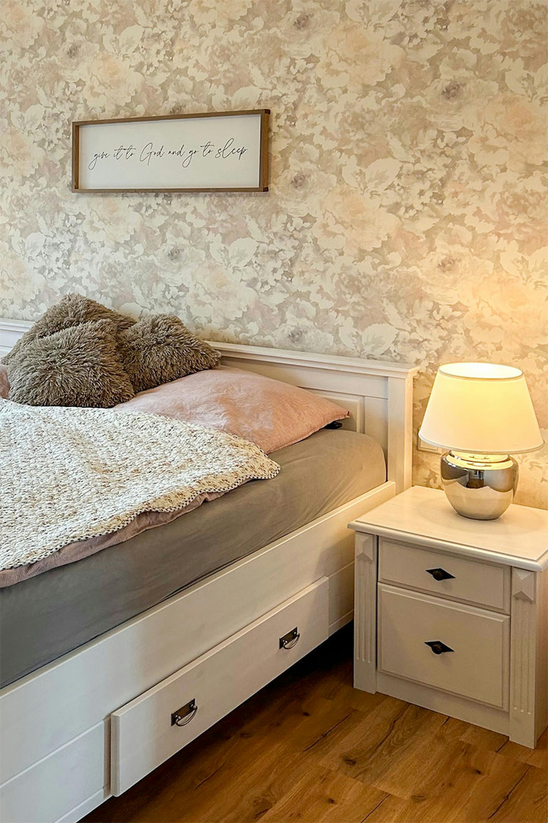 białe meble, kwiecista tapeta w sypialni urządzonej w stylu modern farmhouse