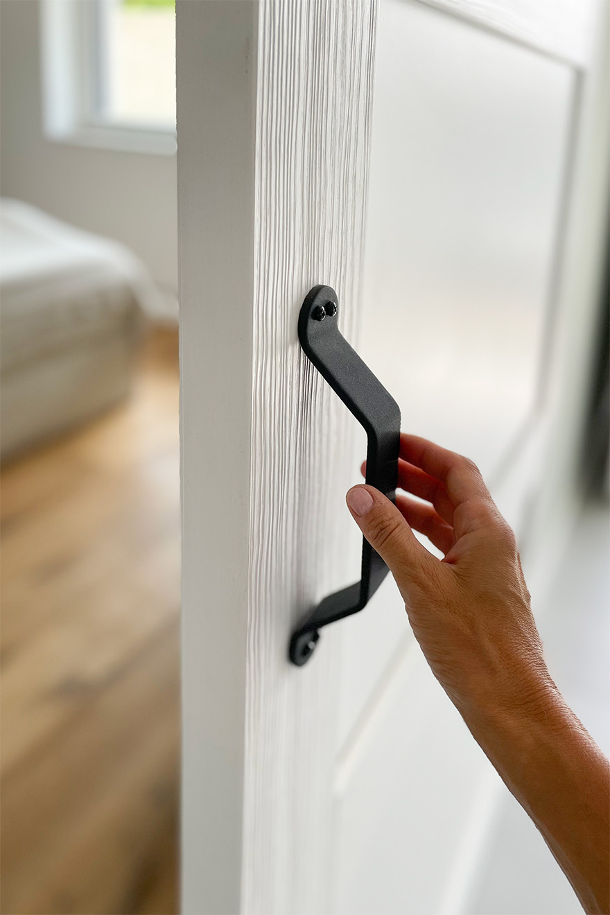 schwarzer Griff für weiße Schiebetüren, tief gebürstete Holztür, weiße Tür