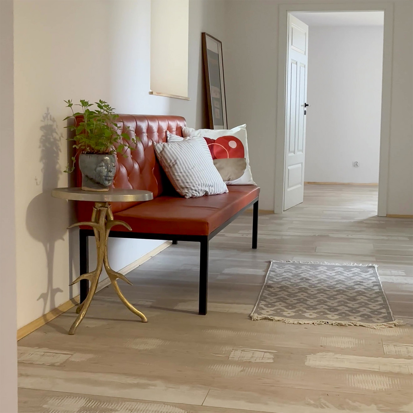 Roter Sitz und Tisch im Flur eines Landhauses