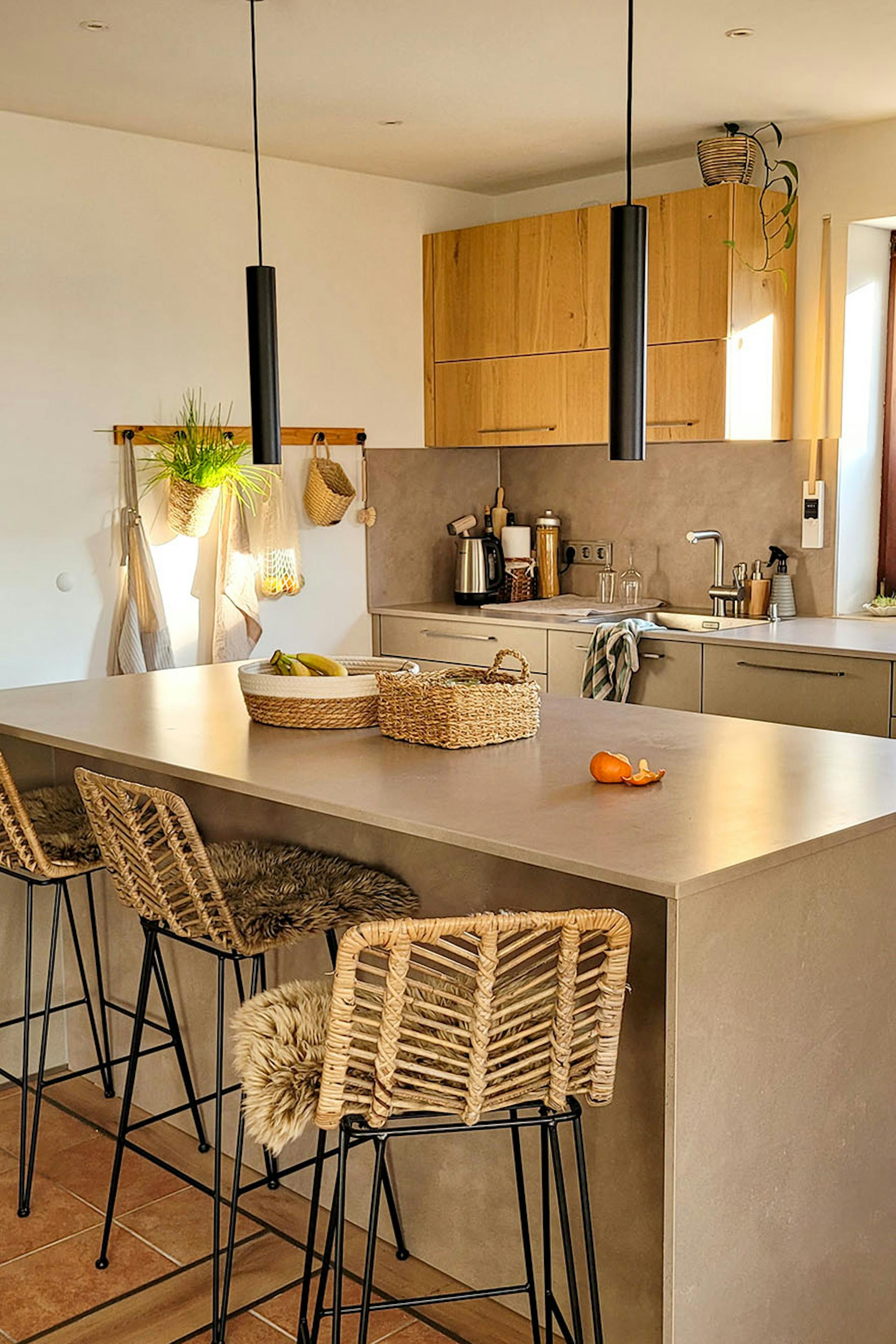 kuchnia z wyspą w ciepłym szarym kolorze