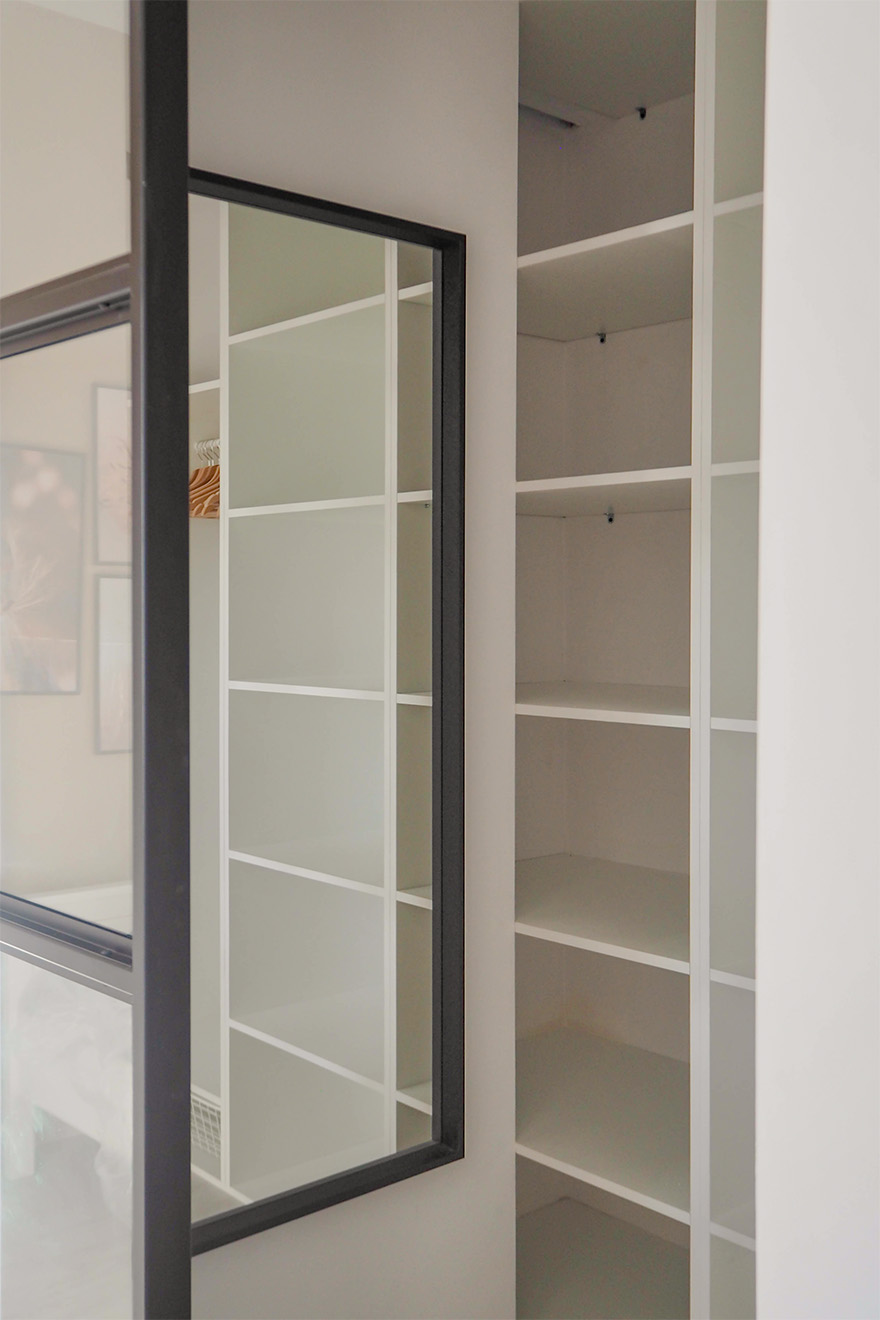 czarne duże lustro na ścianie w garderobie