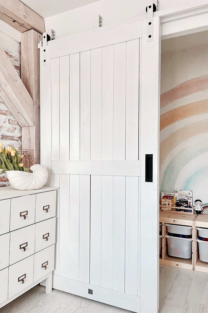 weißes schlafzimmer, Holztür weiß lackiert, weiße Holzschiebetür, weißes Schiebesystem, weiße Tür mit weißem Schiebesystem, Schiebetür mit Griff