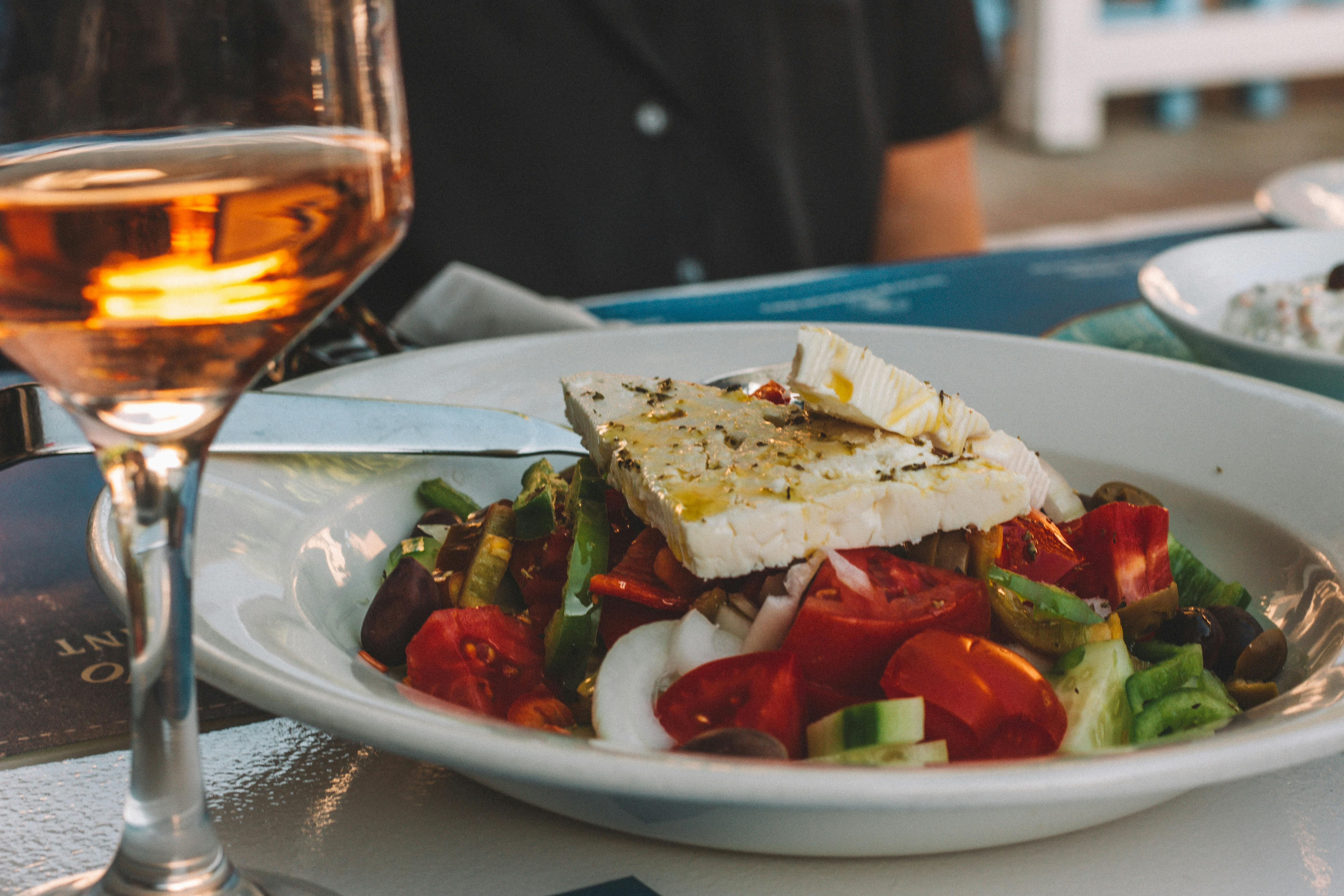 Настоящий греческий. Греческое кафе. Греческая кухня. Греческий ресторанчик. Греческий салат в Греции.