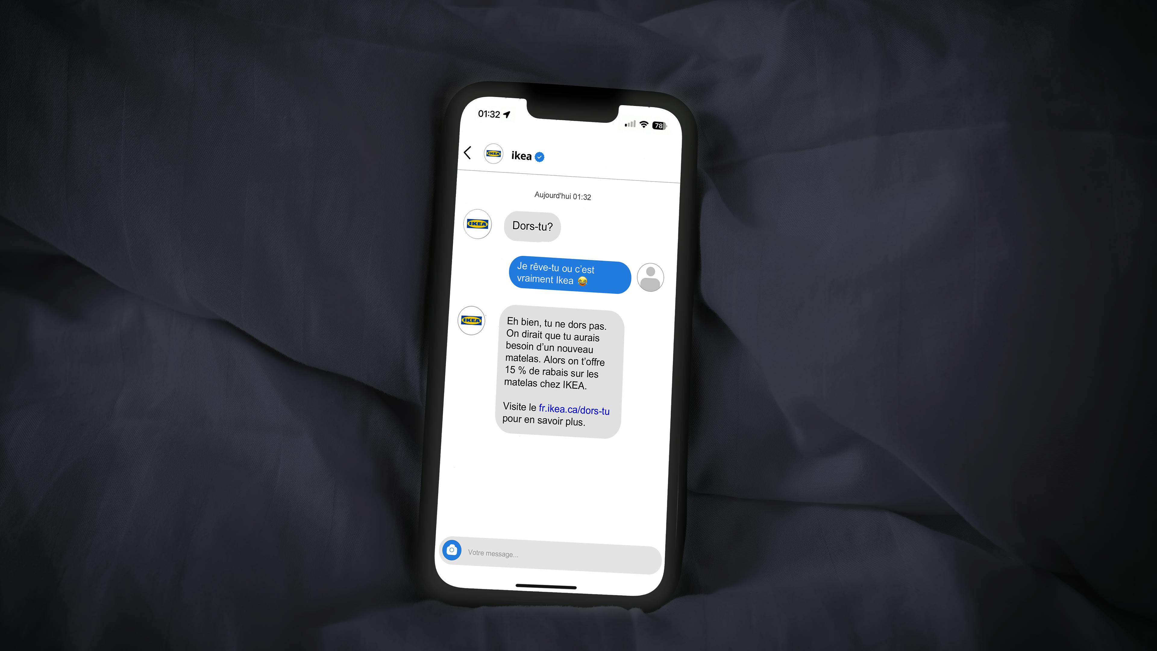 Un téléphone cellulaire sur un fond uni affichant les mots « Dors-tu? » envoyé par IKEA en message privé sur Instagram.