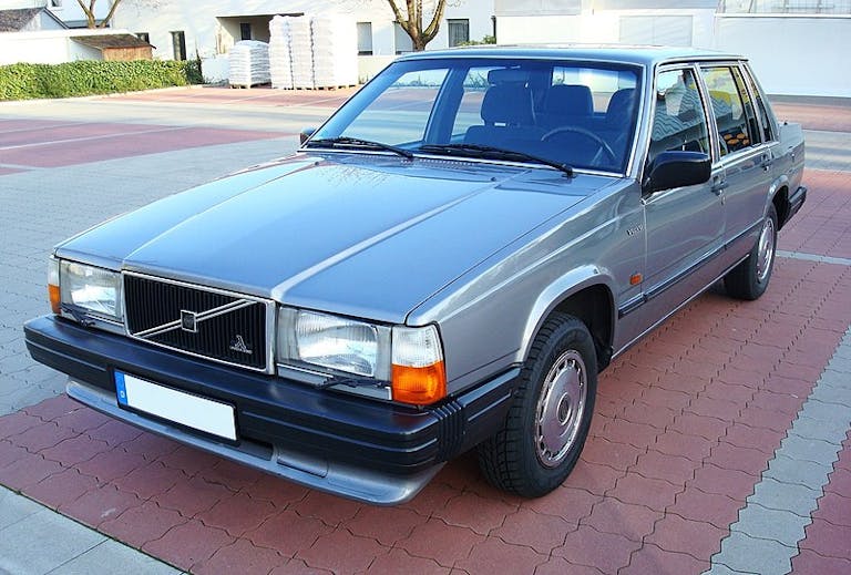 Ein Volvo 740 von vorne