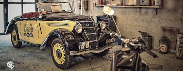 Oldtimer und Motorrad in der Garage