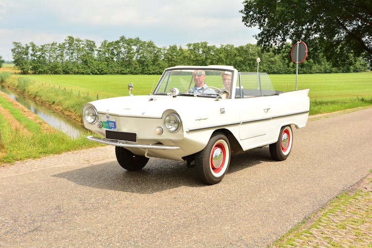 Amphicars 770 fährt auf der Straße Amphicars 770 fährt auf der Straße