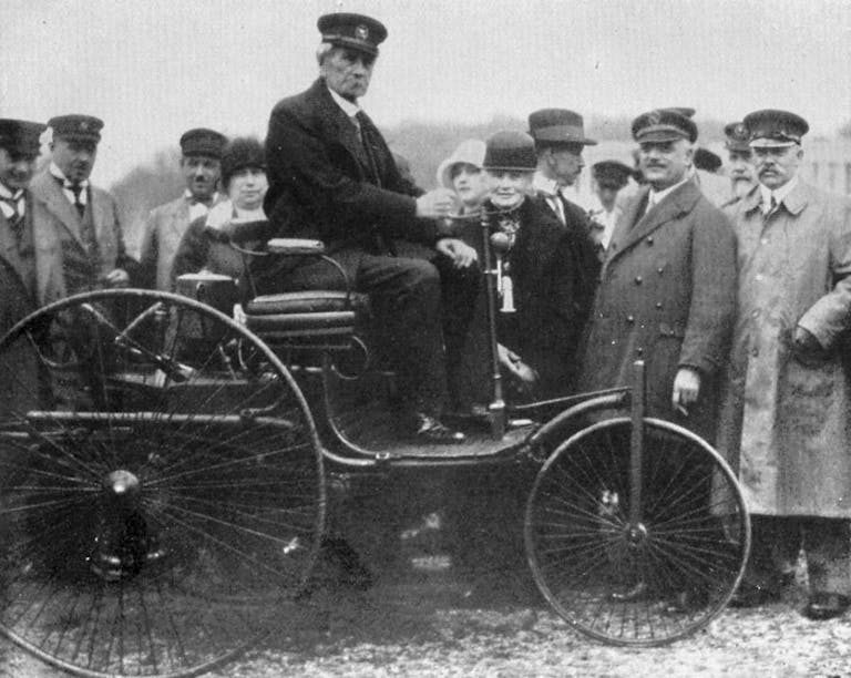 Carl Benz auf seinem Patent-Motorwagen I.