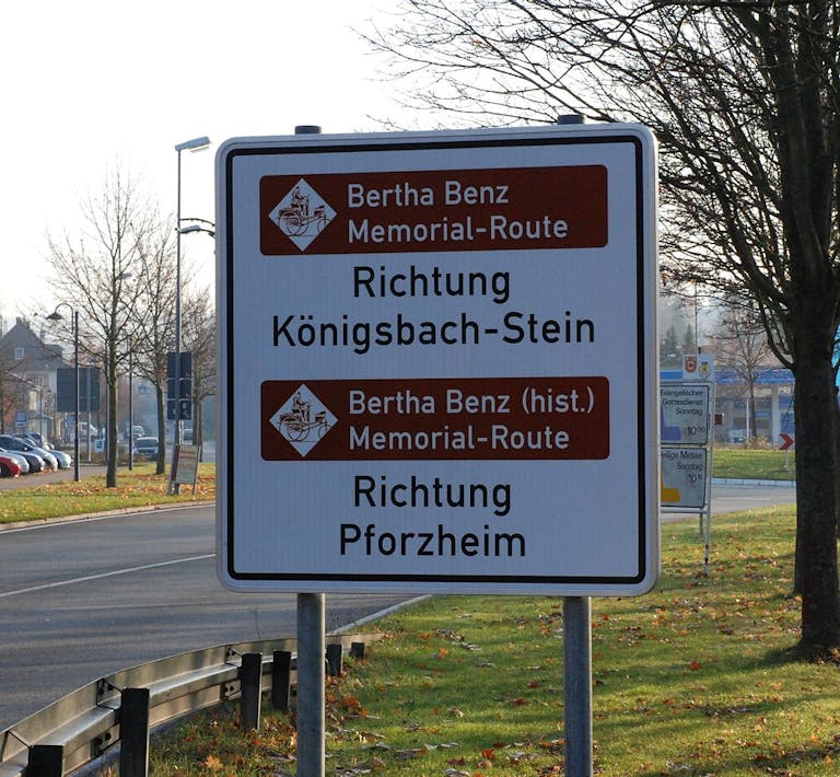 Ein Straßenschild, das auf die Bertha Benz Memorial Route verweist. Ein Straßenschild, das auf die Bertha Benz Memorial Route verweist.