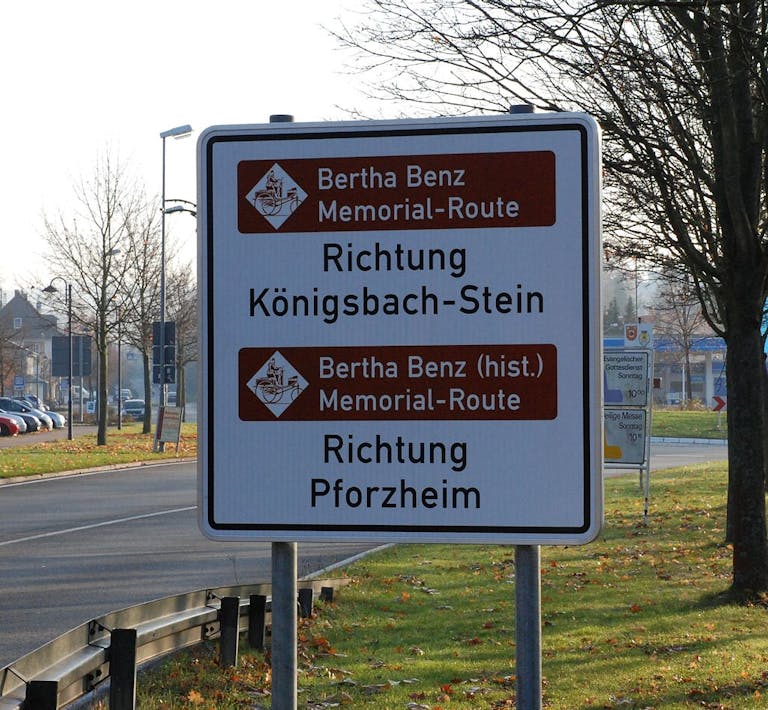 Ein Straßenschild, das auf die Bertha Benz Memorial Route verweist.