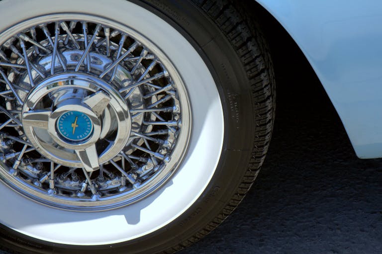 Ein Weißwandreifen an einem Oldtimer Ein Weißwandreifen an einem Oldtimer