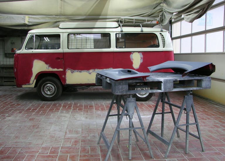 Seitenansicht VW T2a bei der Restaurierung Seitenansicht VW T2a bei der Restaurierung