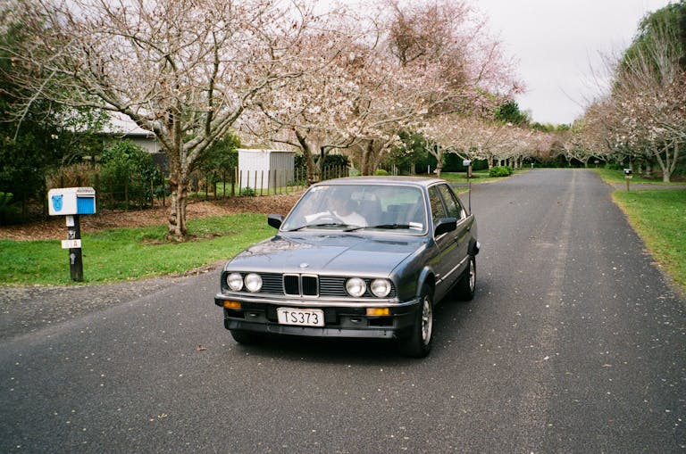 Ein BMW 3er E30 von vorne.