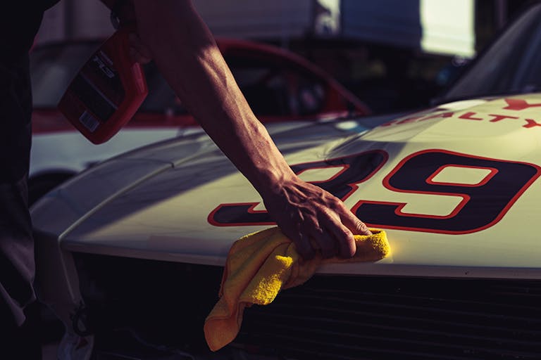 Oldtimer wird vor der Überwinterung geputzt Oldtimer wird vor der Überwinterung geputzt