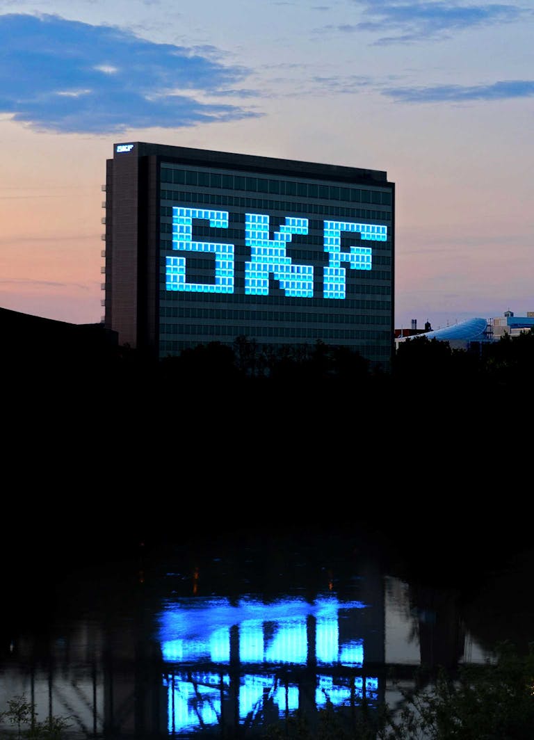 SKF Firmengebäude bei Nacht