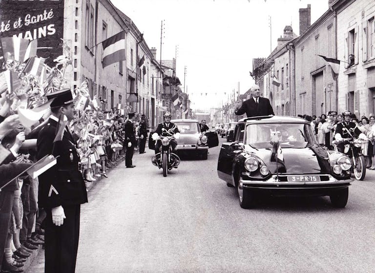 Ein staatstragendes Auto: Charles de Gaulle in der DS Présidentielle.