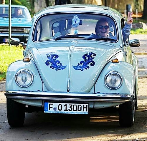 Melanie mit Ihrem VW Käfer