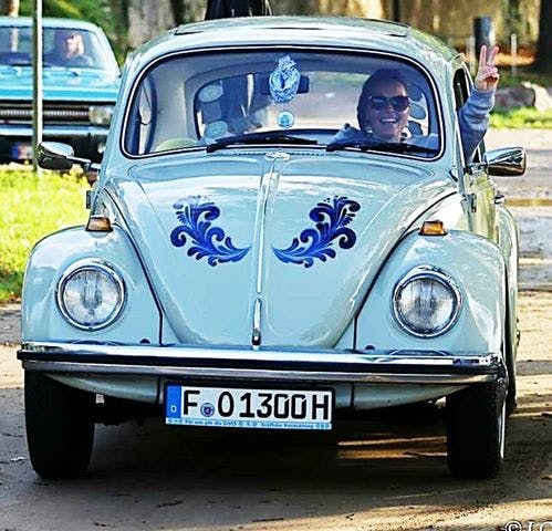 Melanie mit Ihrem VW Käfer Melanie mit Ihrem VW Käfer