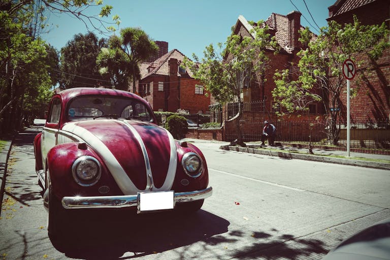 Roter VW Käfer mit weißten Streifen Roter VW Käfer mit weißten Streifen