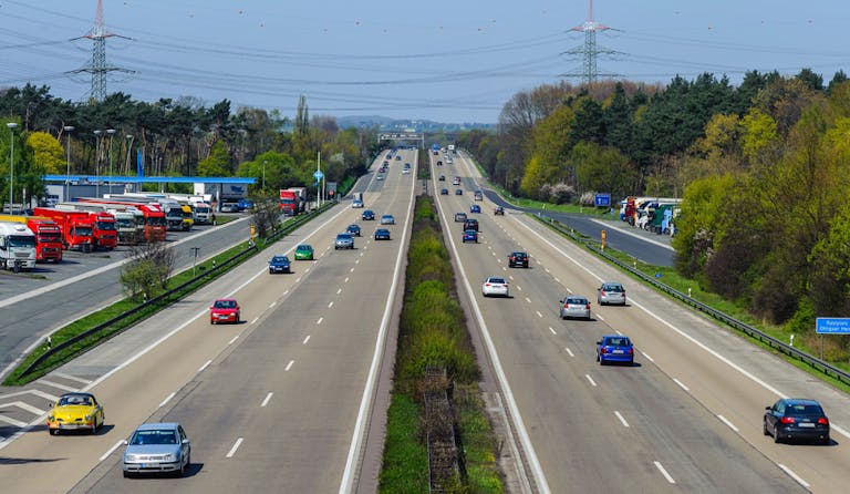 Deutsche Autobahn mit wenig Verkehr.