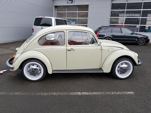 Der originale VW Käfer auf dem Hof. Der originale VW Käfer auf dem Hof.