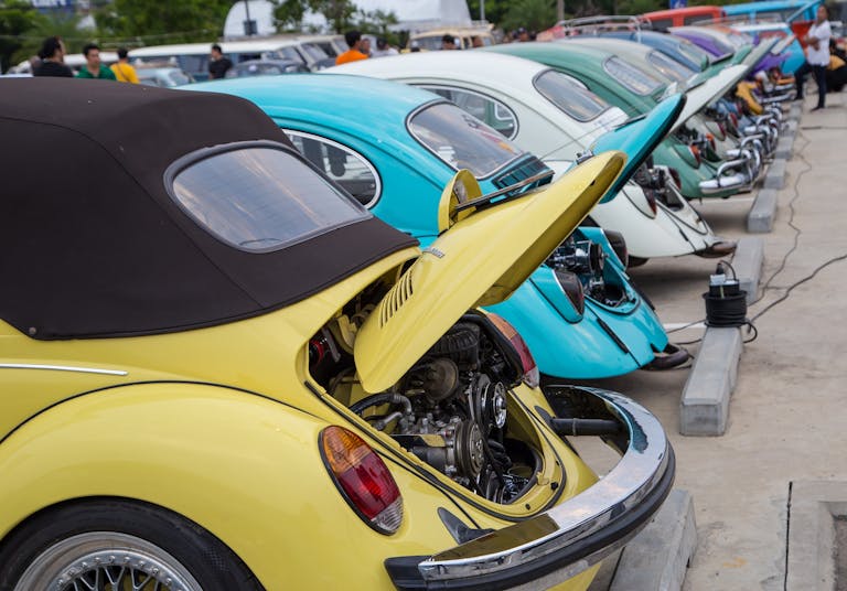 VW Käfer mit offener Motorhaube auf einem Autotreffen VW Käfer mit offener Motorhaube auf einem Autotreffen