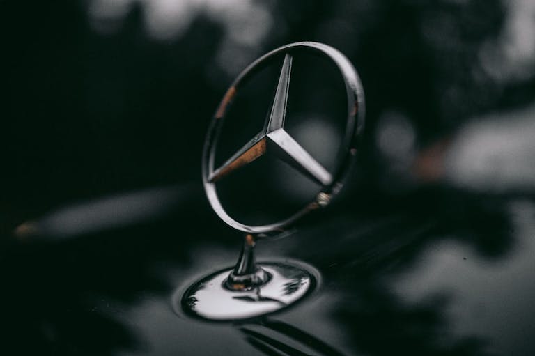 Mercedes-Stern auf dem W140