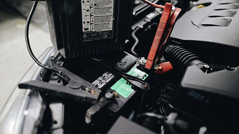 Autobatterie mit LadegerÀt laden Autobatterie mit LadegerÀt laden