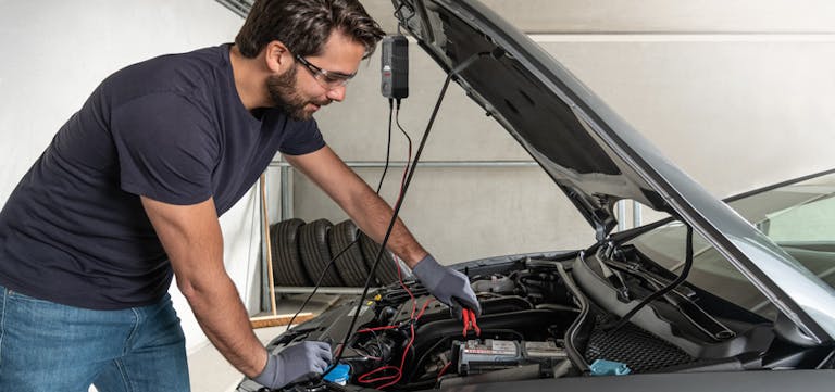 Ladegerät an Autobatterie anklemmen Ladegerät an Autobatterie anklemmen