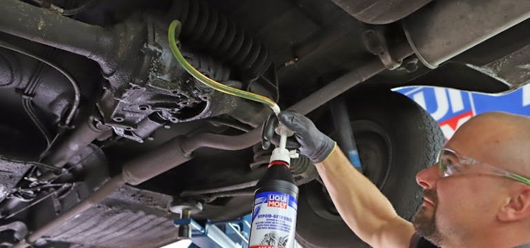 Getriebeölwechsel an einem Auto Getriebeölwechsel an einem Auto