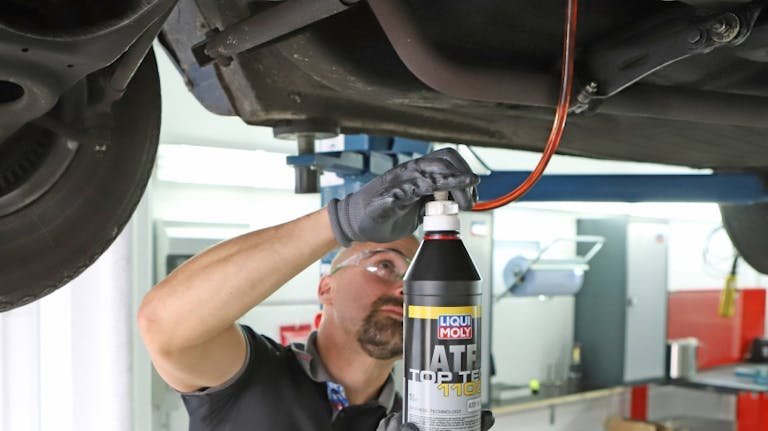 Getriebeölwechsel in einer Werkstatt Getriebeölwechsel in einer Werkstatt