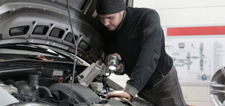 Service an einem Motor Service an einem Motor