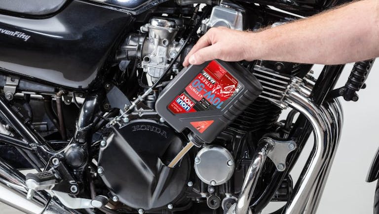 Motorrad Öl nachfüllen Motorrad Öl nachfüllen